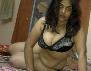 Indian-Mallu-Aunty-Showing-Her-Big-Boobs-4