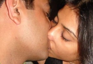 desi-couple-kissing