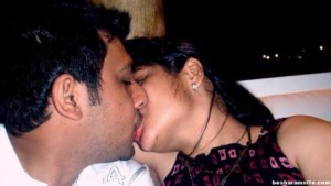 nude-Indian-bhahi-hot-kiss