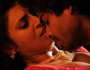 Kasthuri Naanga hot navel cleavage kissing scene photos (1)