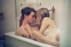 couple-taking-bubble-bath-wallpaper