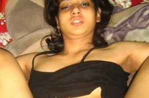 Cute-South-Indian-Mallu-College-Girl-Naked-9-300x197