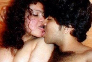 boobs-kissing-photo-of-desi-bhabhi