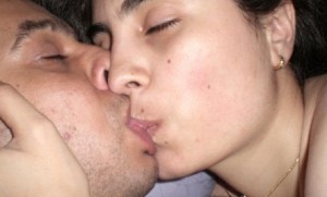 couple-kissing-photo-in-bedroom