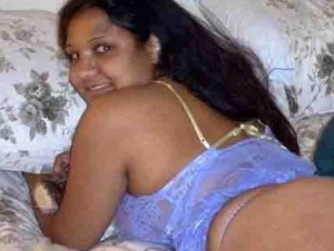 Desi-Mallu-Aunty-Showing-Ass-n-Lovely-Pussy-2