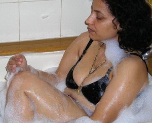 tamil-aunty-nude-bath1