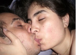 couple-kissing-photo-in-bedroom