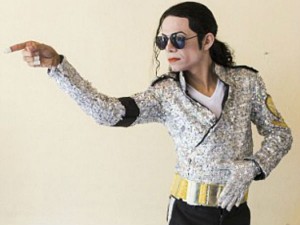 23-1466674836-michael-jackson-superfan-bleaches-his-skin-600